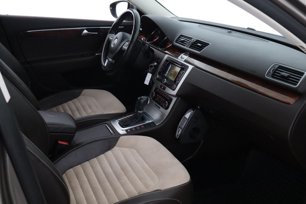 VOLKSWAGEN Passat 2011