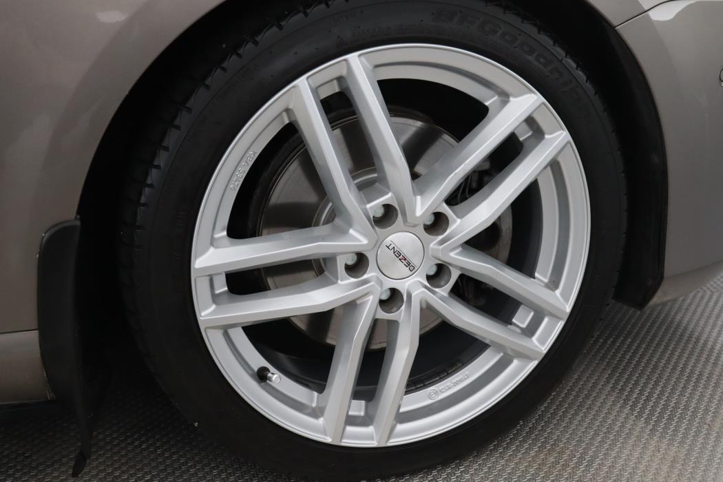 VOLKSWAGEN Passat 2011