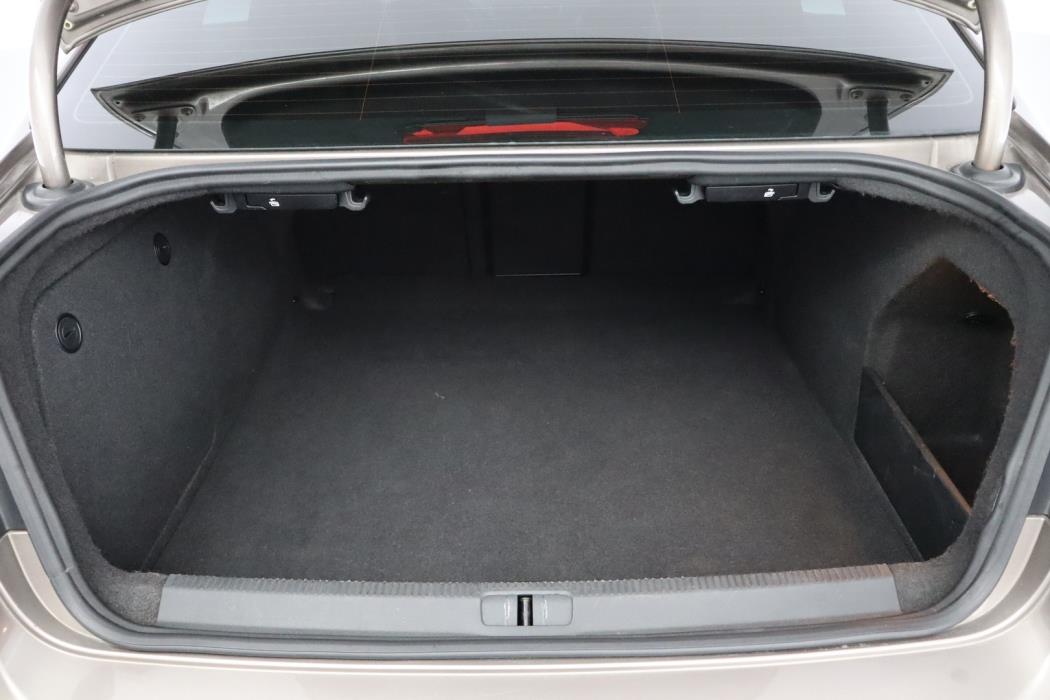 VOLKSWAGEN Passat 2011