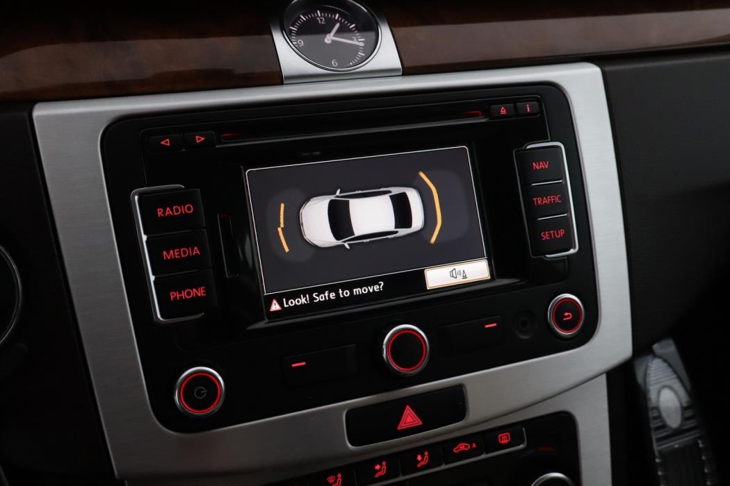 VOLKSWAGEN Passat 2011