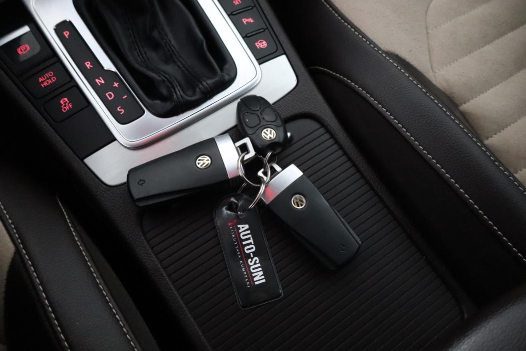 VOLKSWAGEN Passat 2011