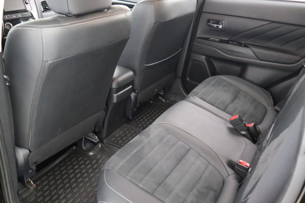 MITSUBISHI Outlander PHEV 2016