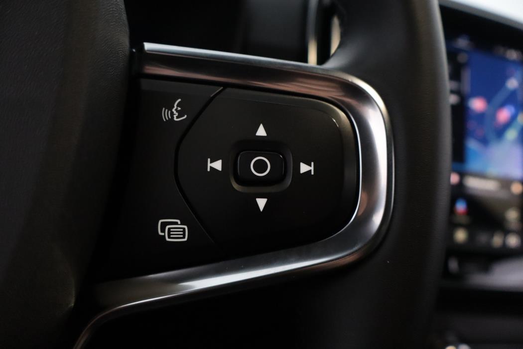 VOLVO XC40 2023