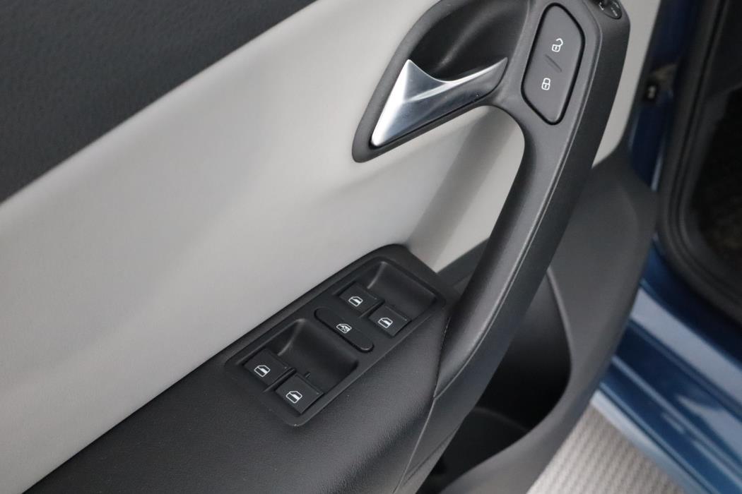 VOLKSWAGEN Polo 2013