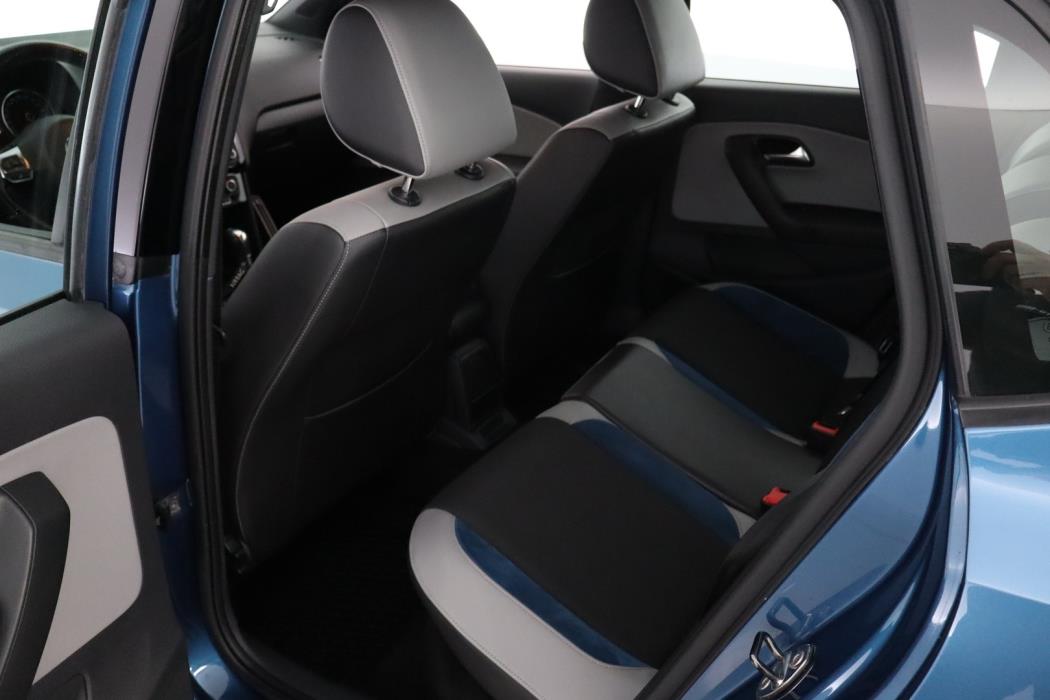 VOLKSWAGEN Polo 2013