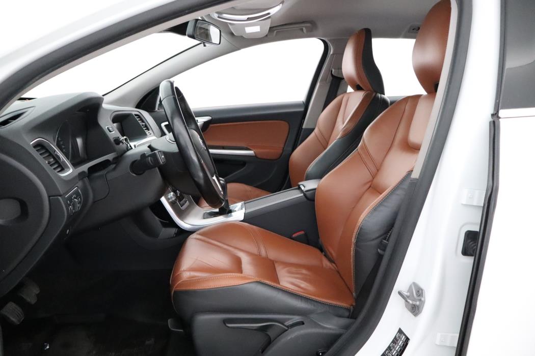 VOLVO V60 2015