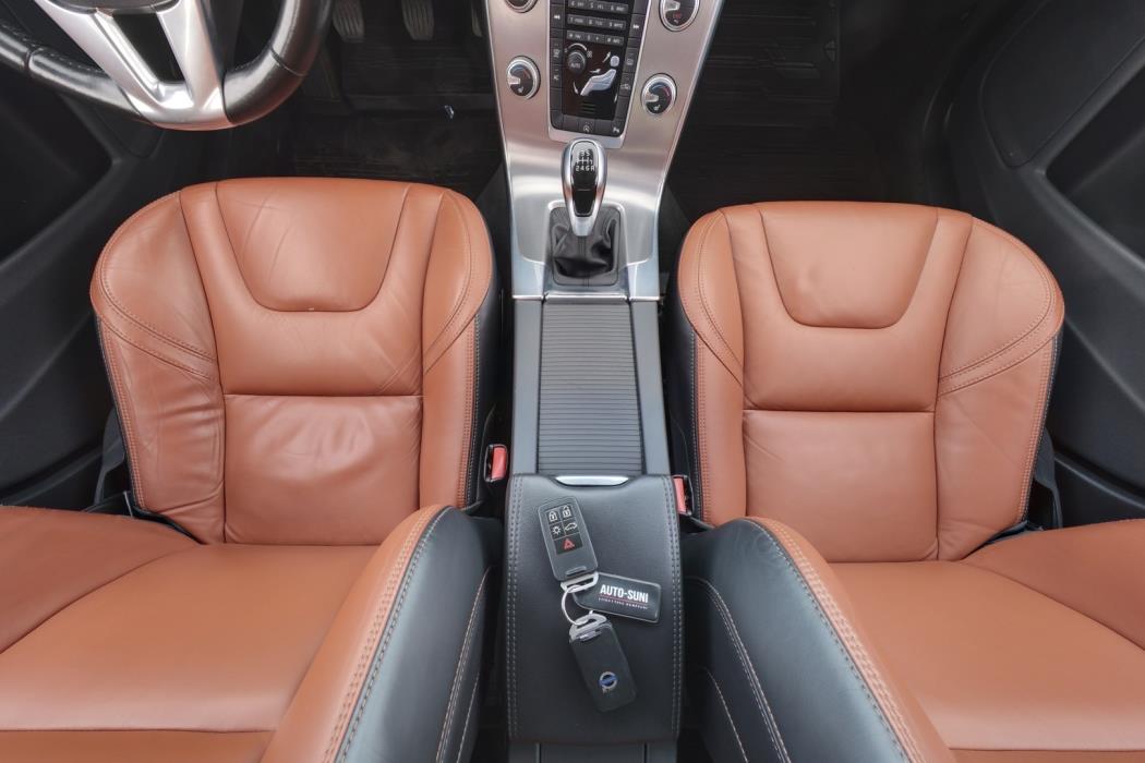 VOLVO V60 2015