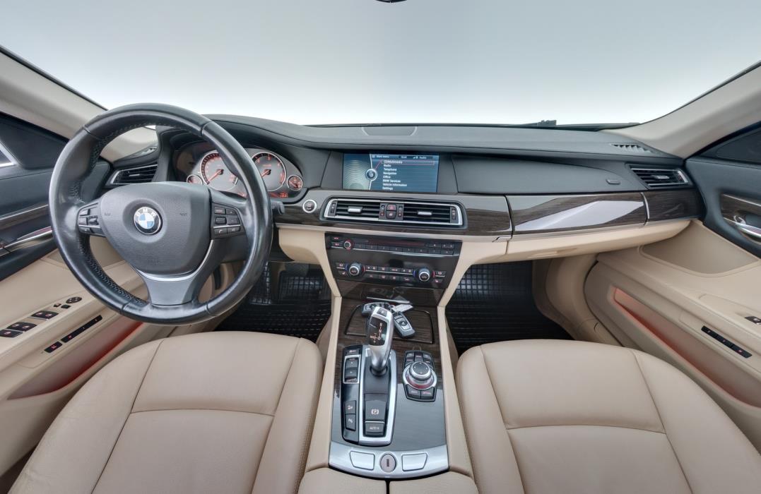 BMW 740 2011
