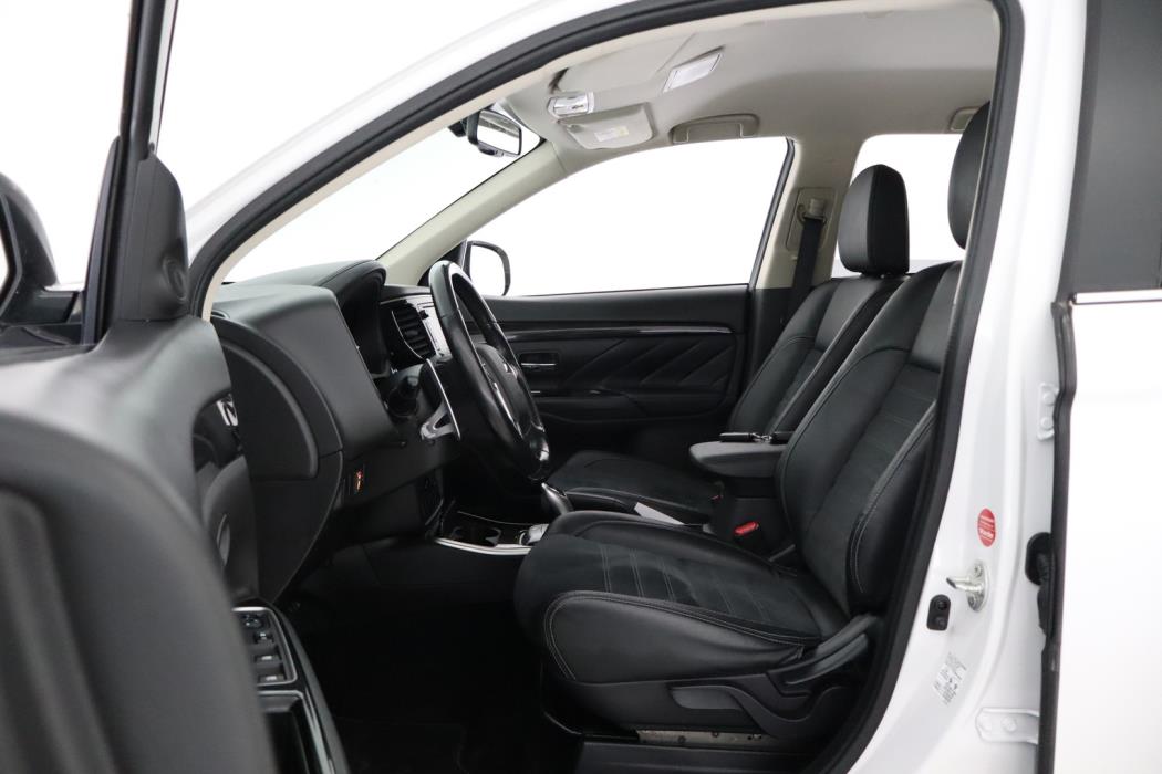 MITSUBISHI Outlander PHEV 2016