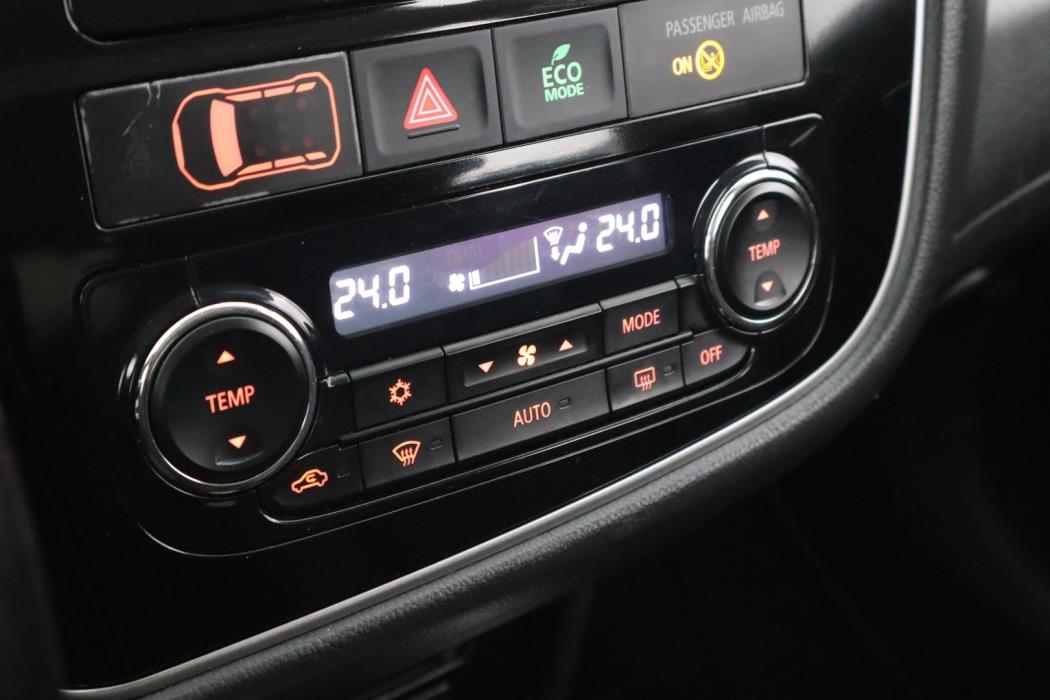 MITSUBISHI Outlander PHEV 2016