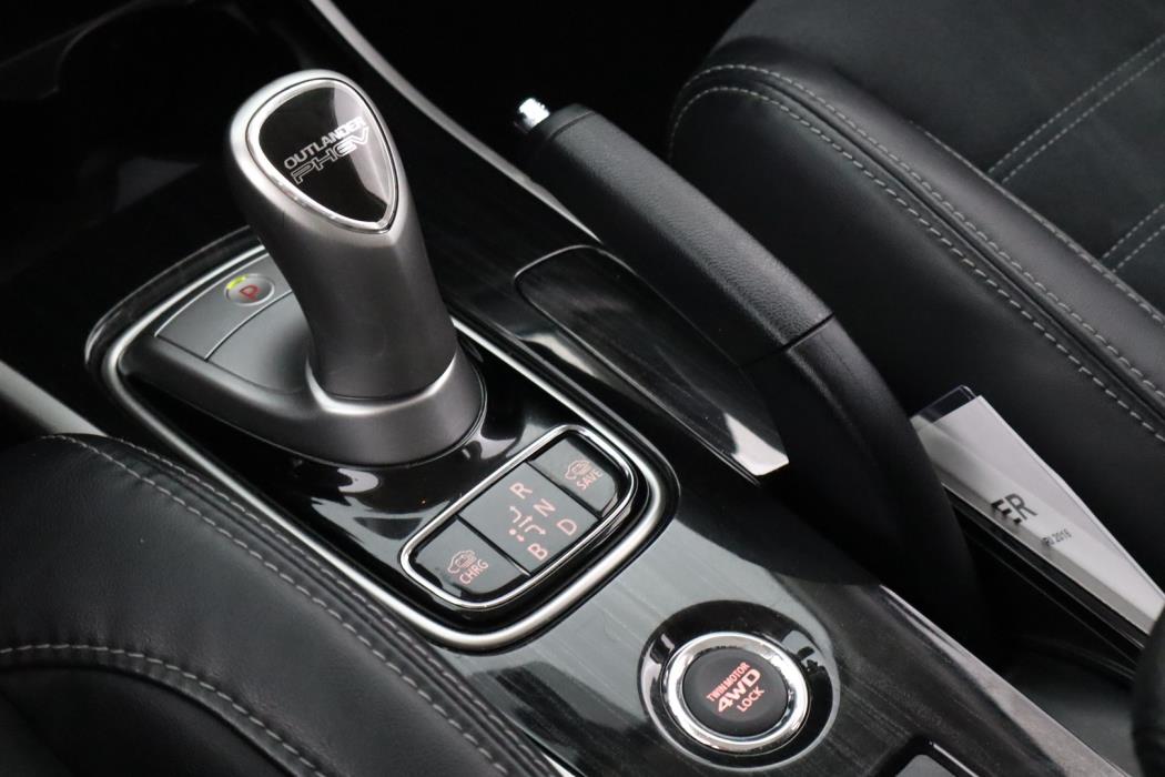 MITSUBISHI Outlander PHEV 2016