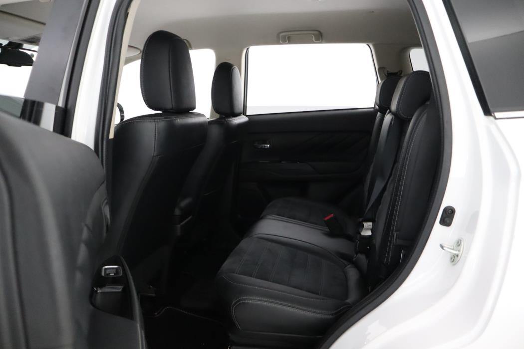 MITSUBISHI Outlander PHEV 2016