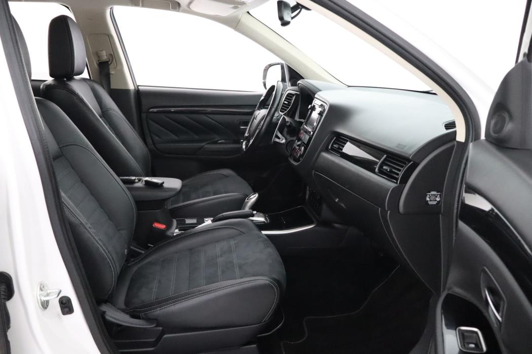 MITSUBISHI Outlander PHEV 2016