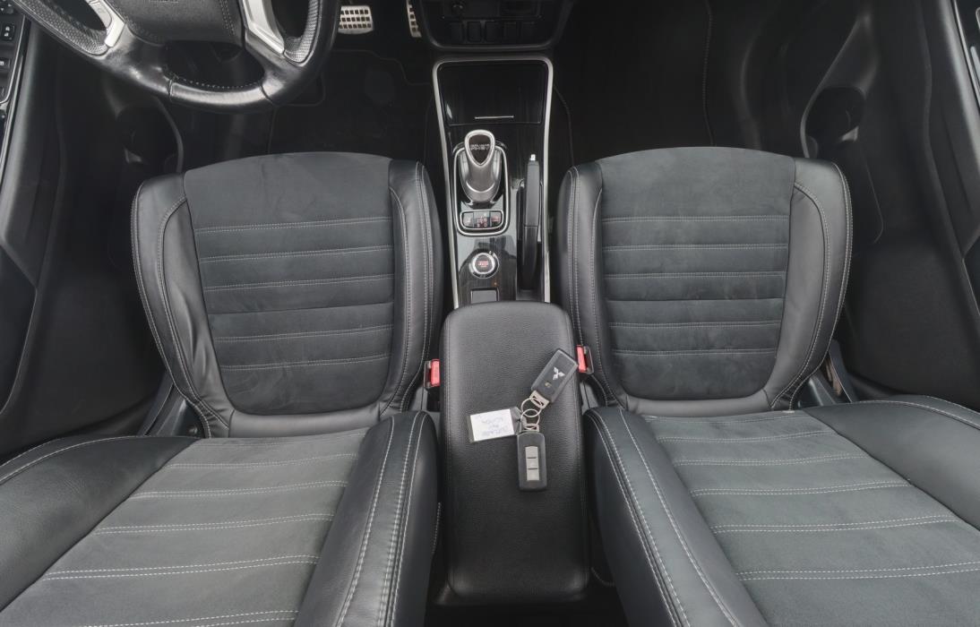 MITSUBISHI Outlander PHEV 2016