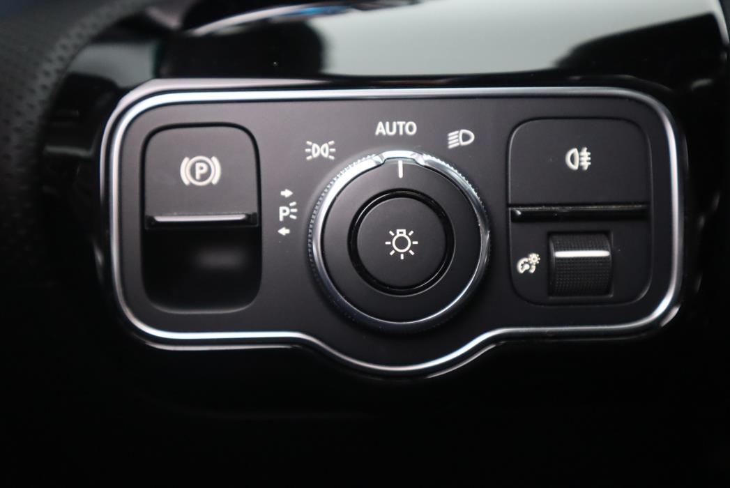 MERCEDES-BENZ A 2020