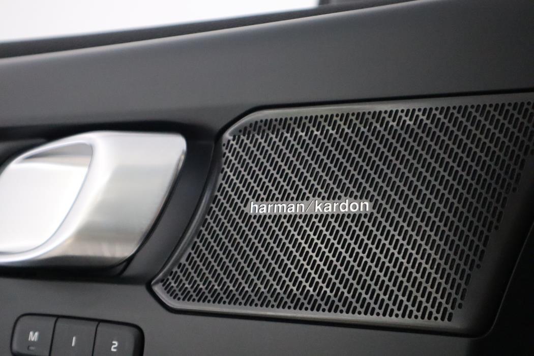 VOLVO XC40 2023