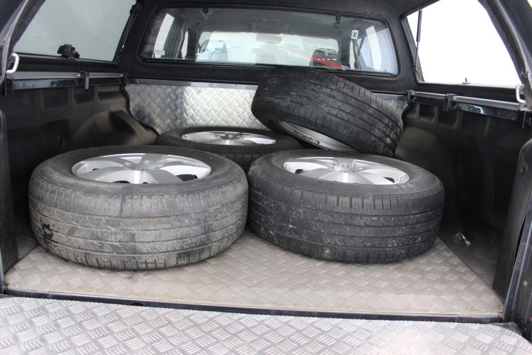 VOLKSWAGEN Amarok 2012