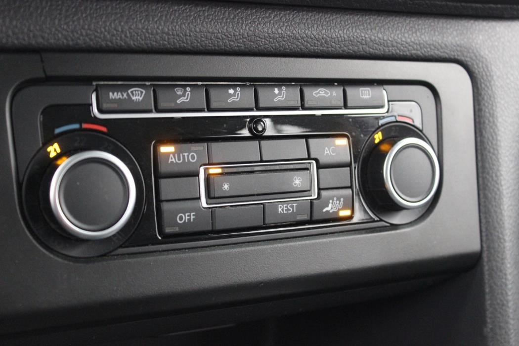 VOLKSWAGEN Amarok 2012