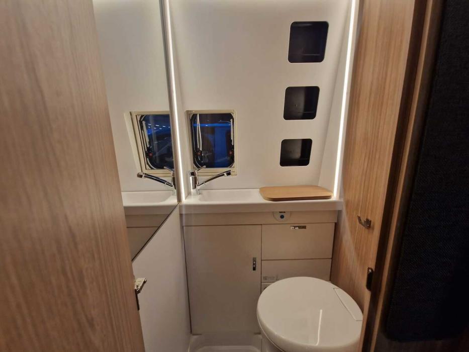 WEINSBERG R47 CARABUS 600 ME 2022