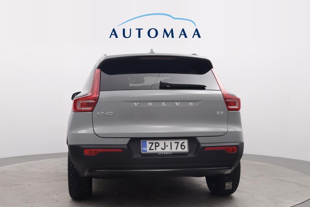 VOLVO XC40 2025