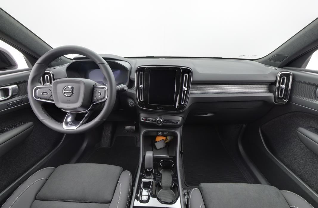 VOLVO XC40 2025