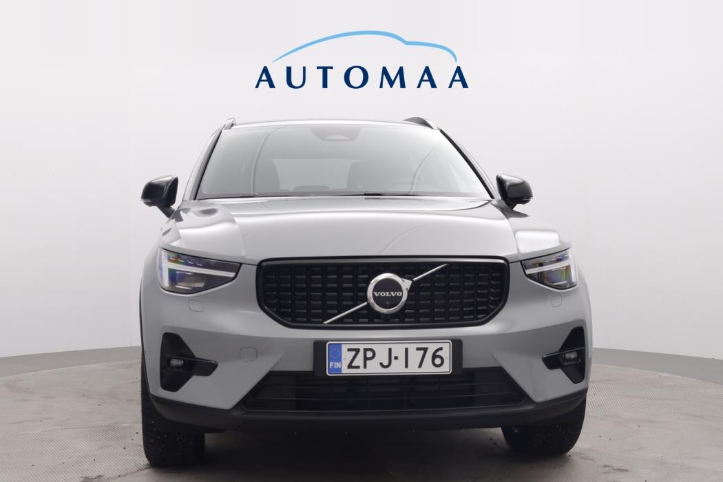 VOLVO XC40 2025