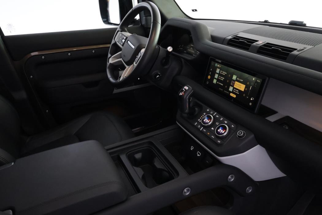 LAND ROVER Defender 2024