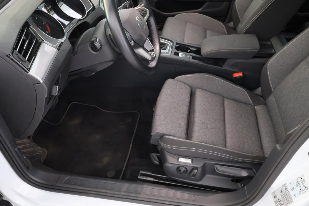 VOLKSWAGEN Passat 2023