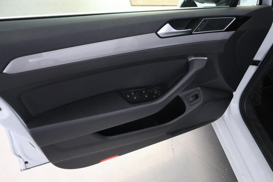 VOLKSWAGEN Passat 2023