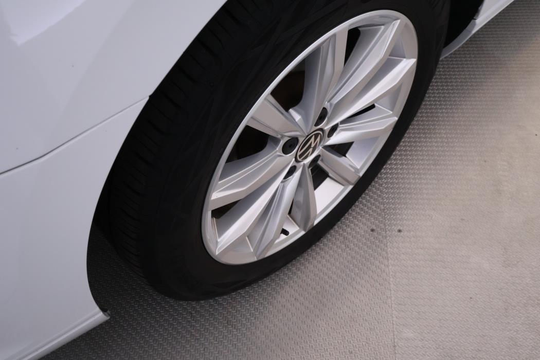 VOLKSWAGEN Passat 2023