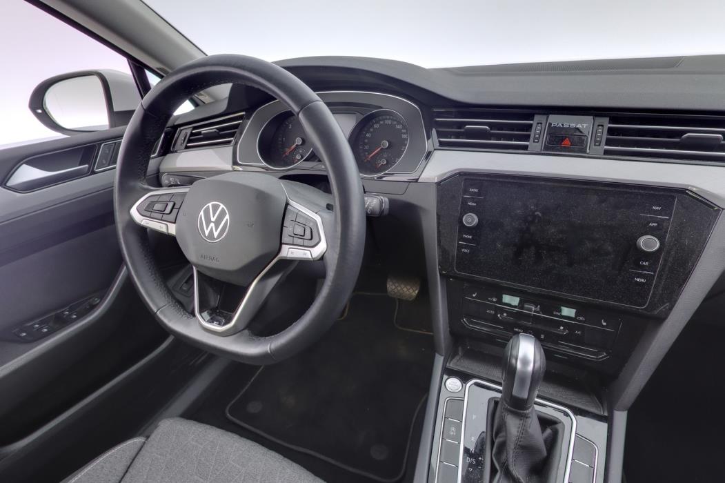 VOLKSWAGEN Passat 2023