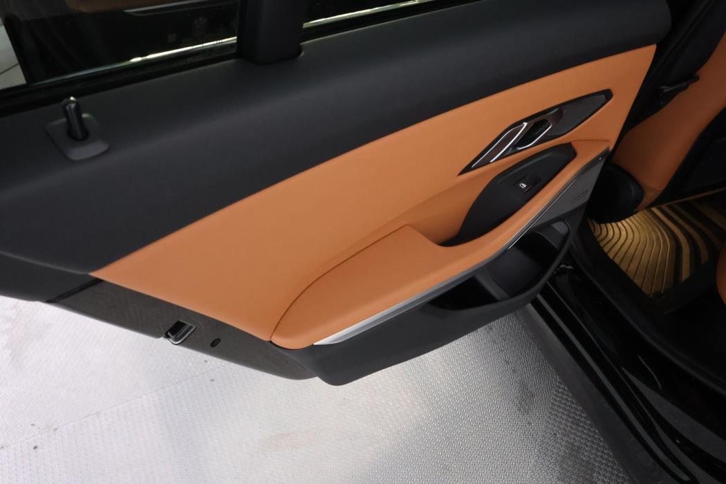 BMW 330 2023