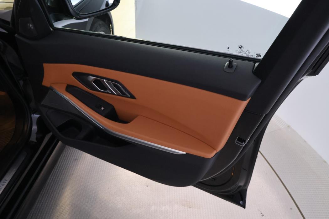 BMW 330 2023