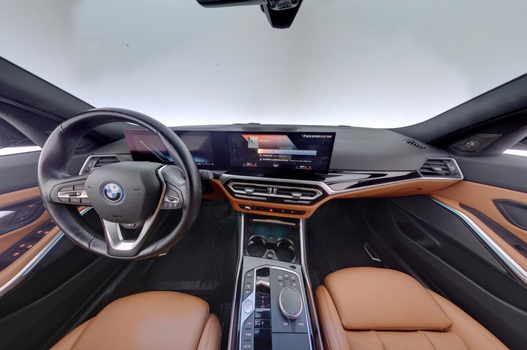 BMW 330 2023