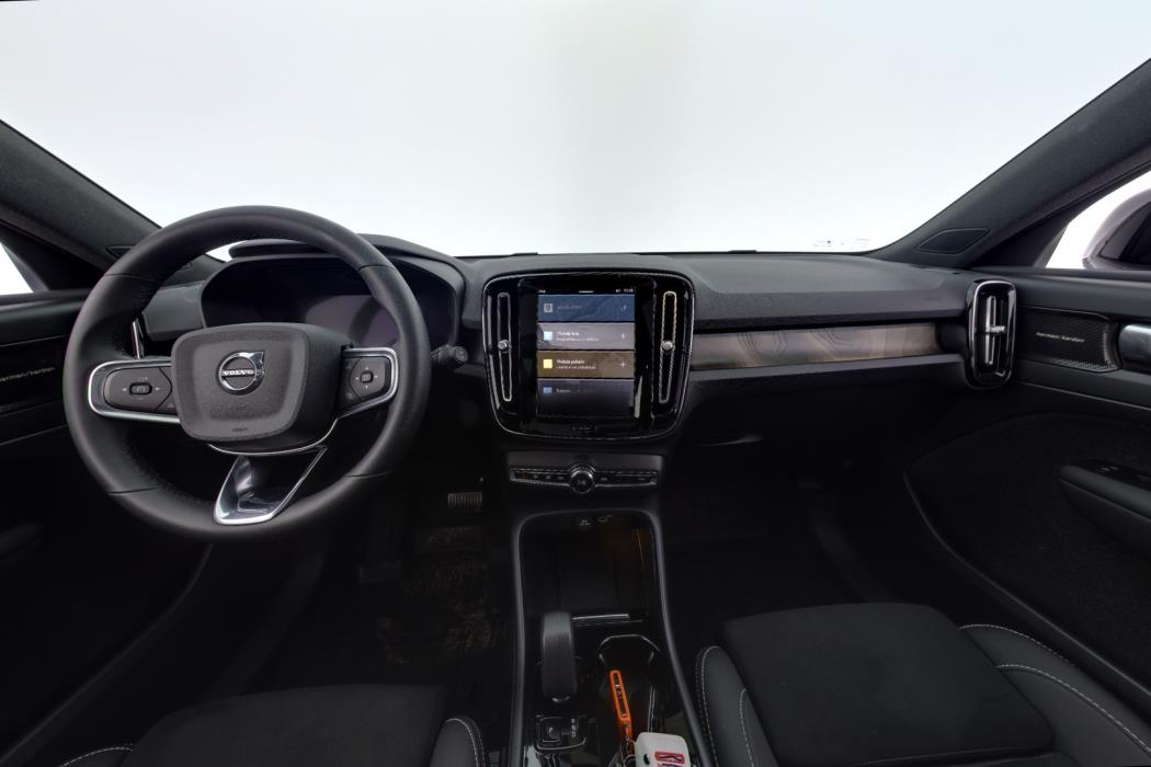 VOLVO XC40 2023