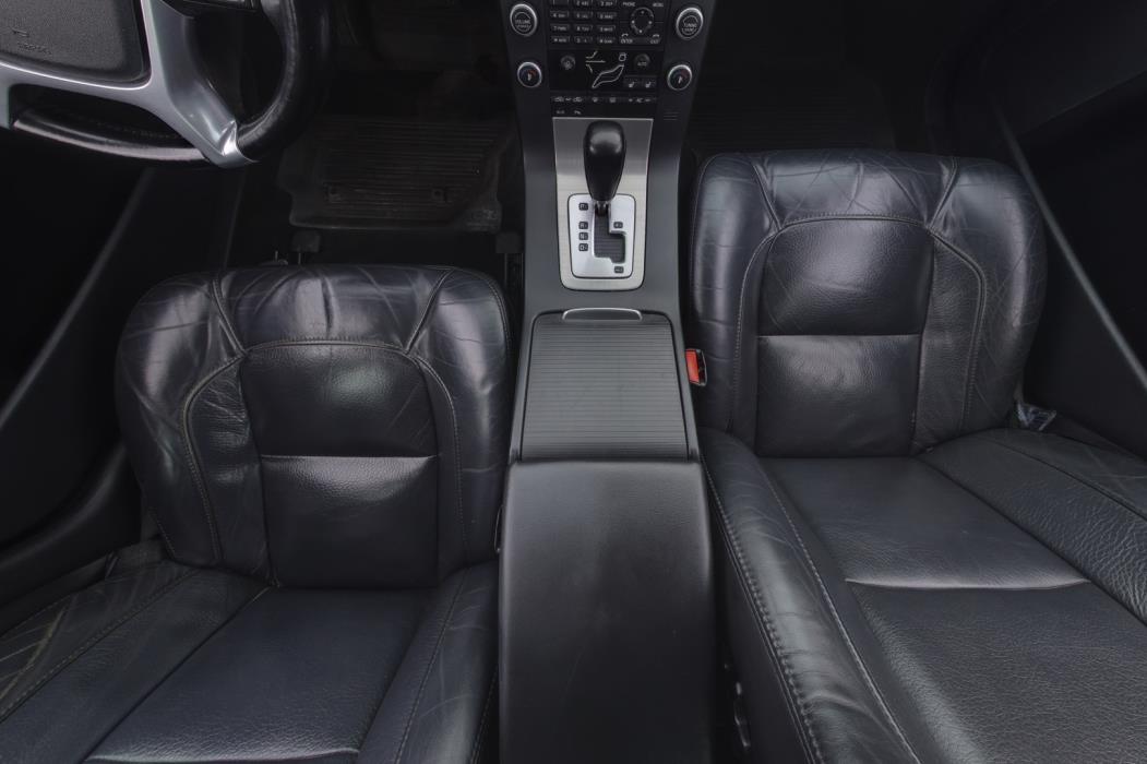 VOLVO V70 2010