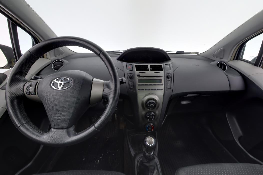 TOYOTA Yaris 2010