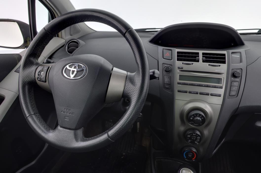 TOYOTA Yaris 2010