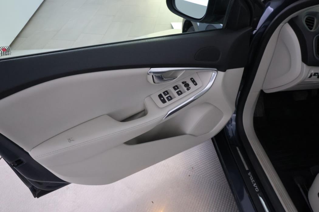 VOLVO V40 2017