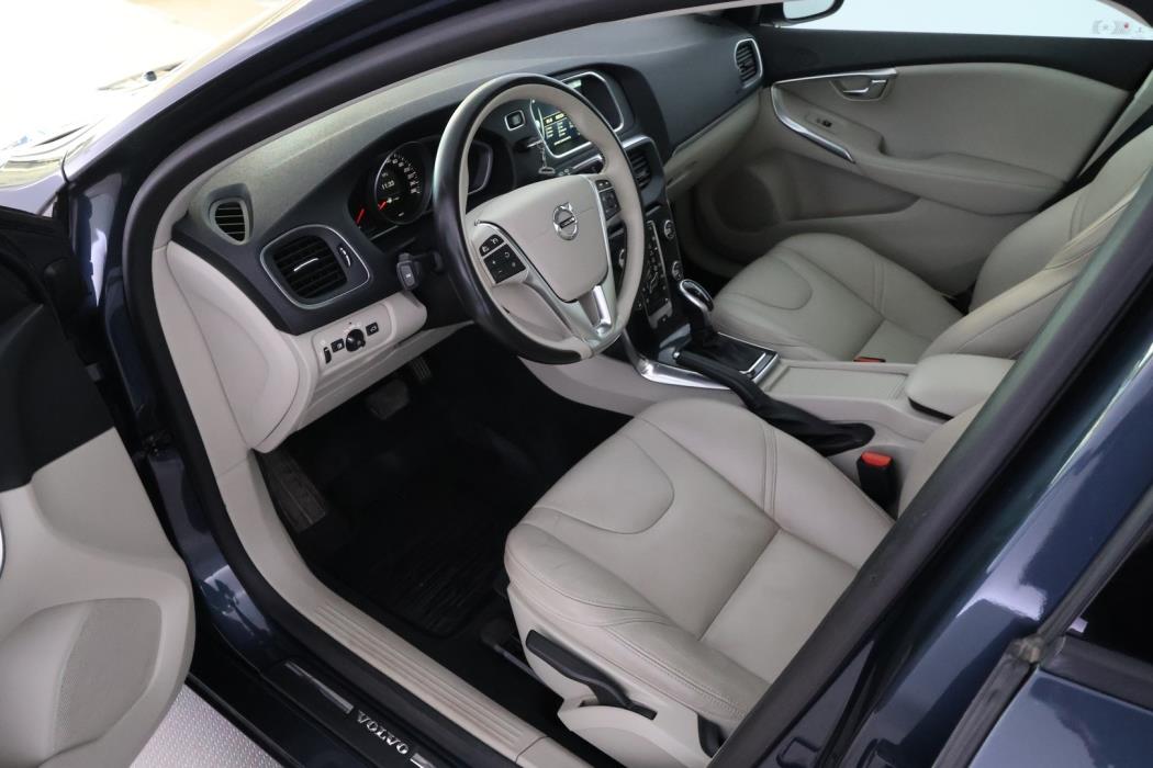 VOLVO V40 2017