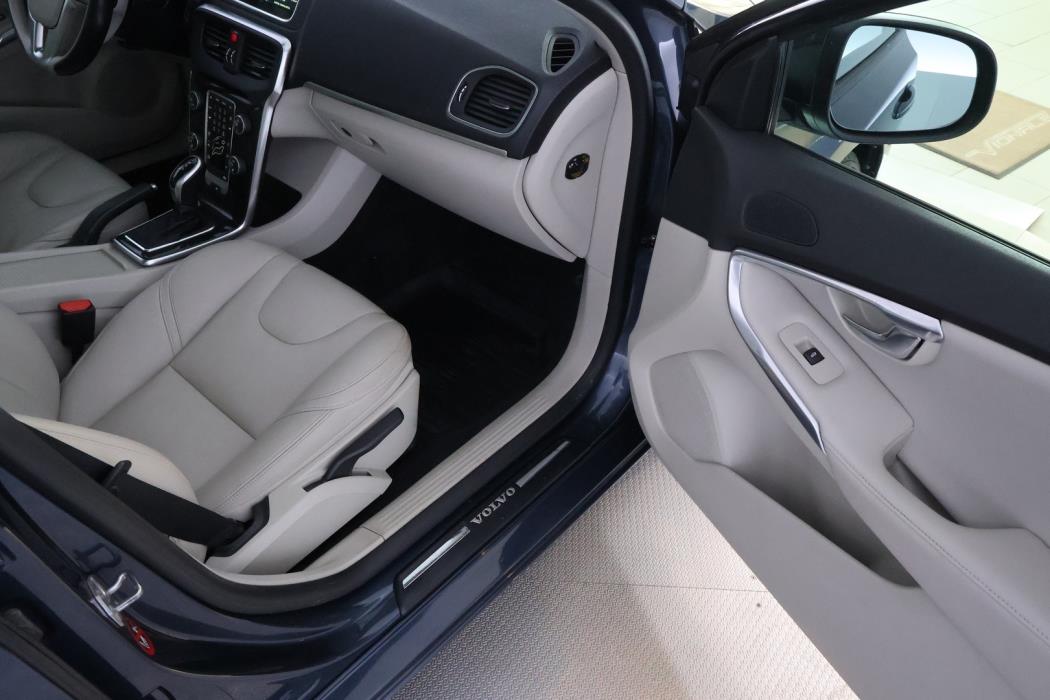 VOLVO V40 2017