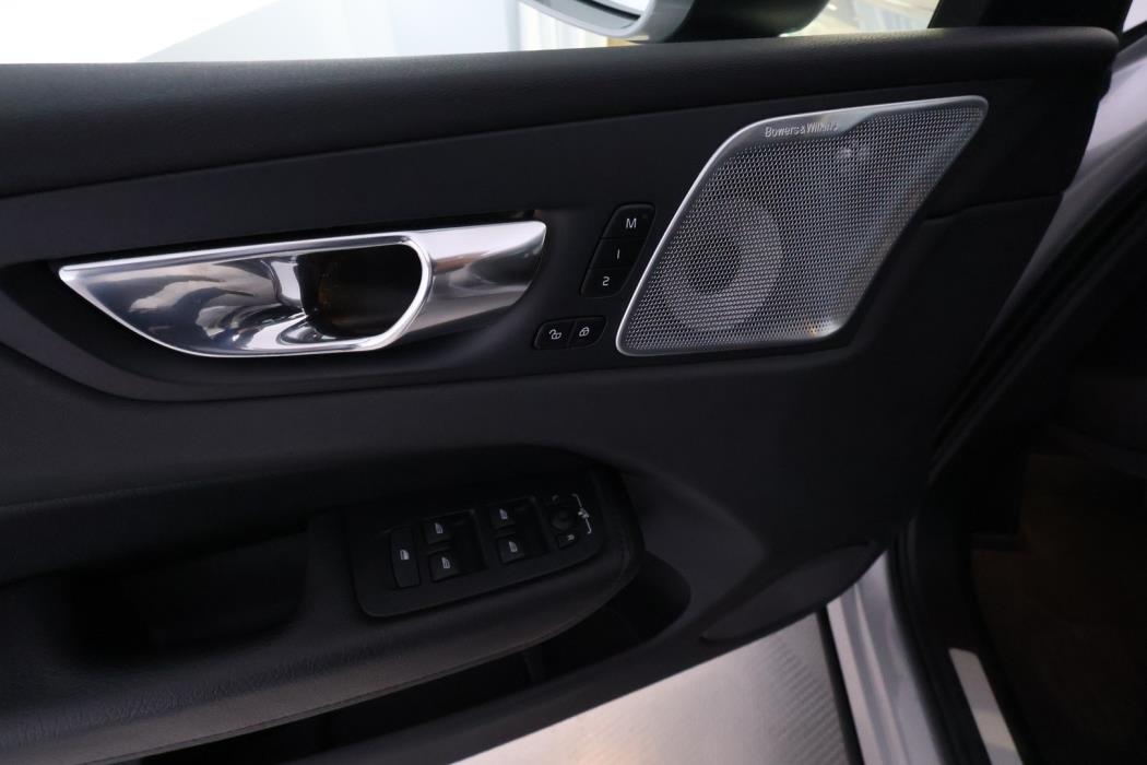 VOLVO XC60 2022
