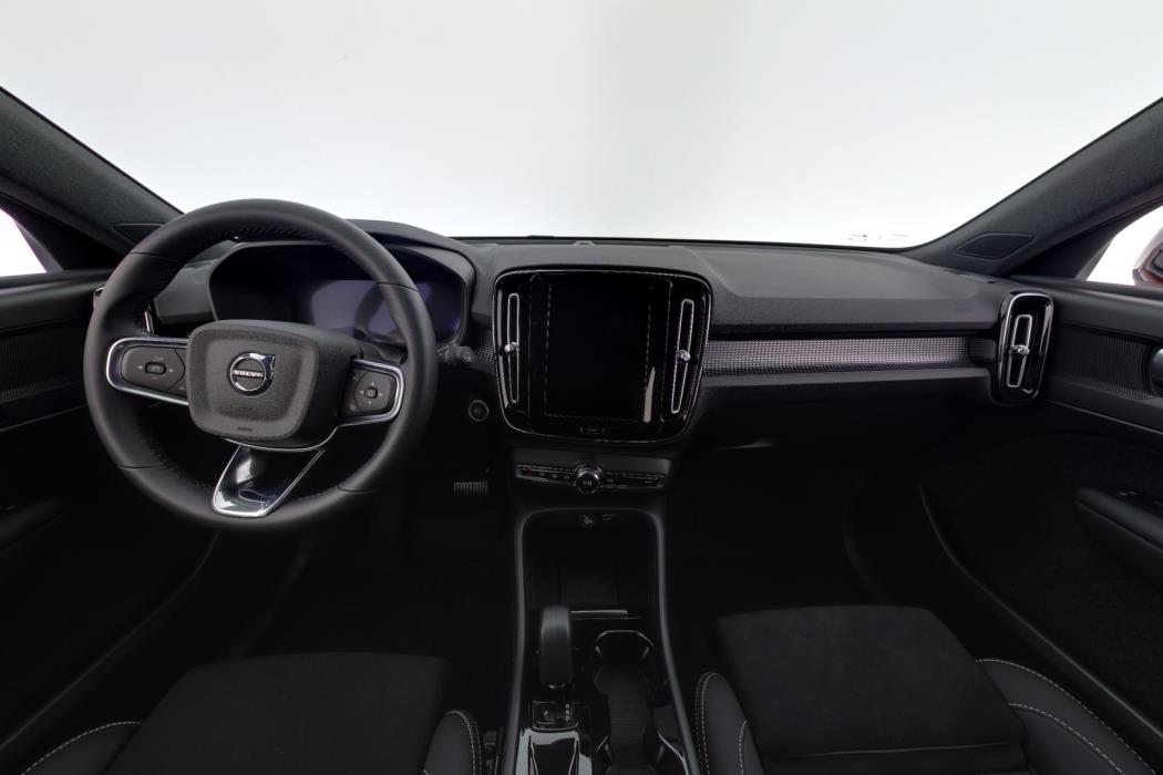 VOLVO XC40 2025