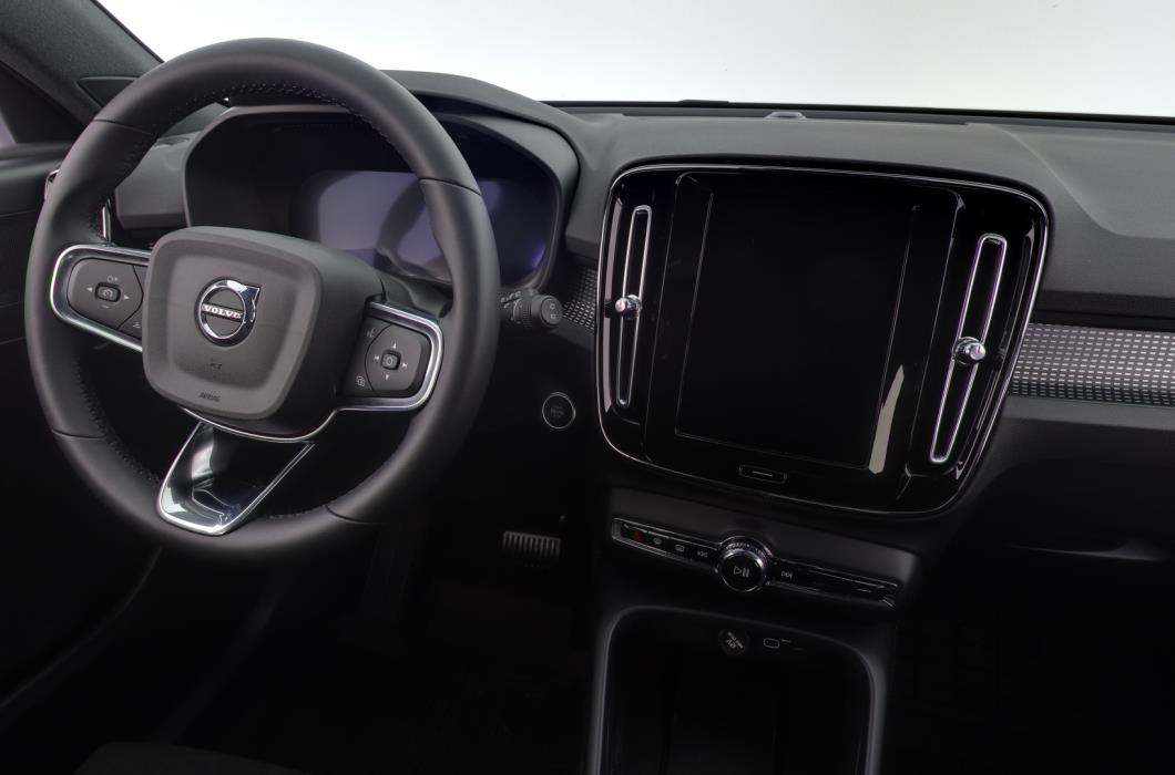 VOLVO XC40 2025