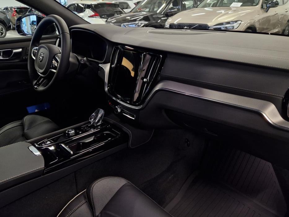VOLVO V60 2025