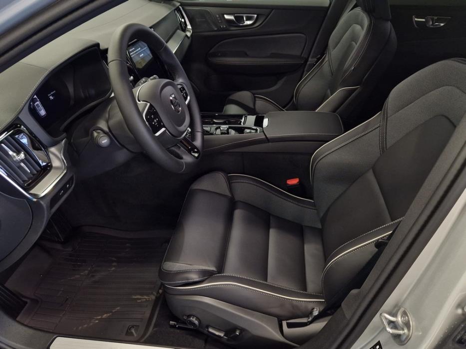 VOLVO V60 2025