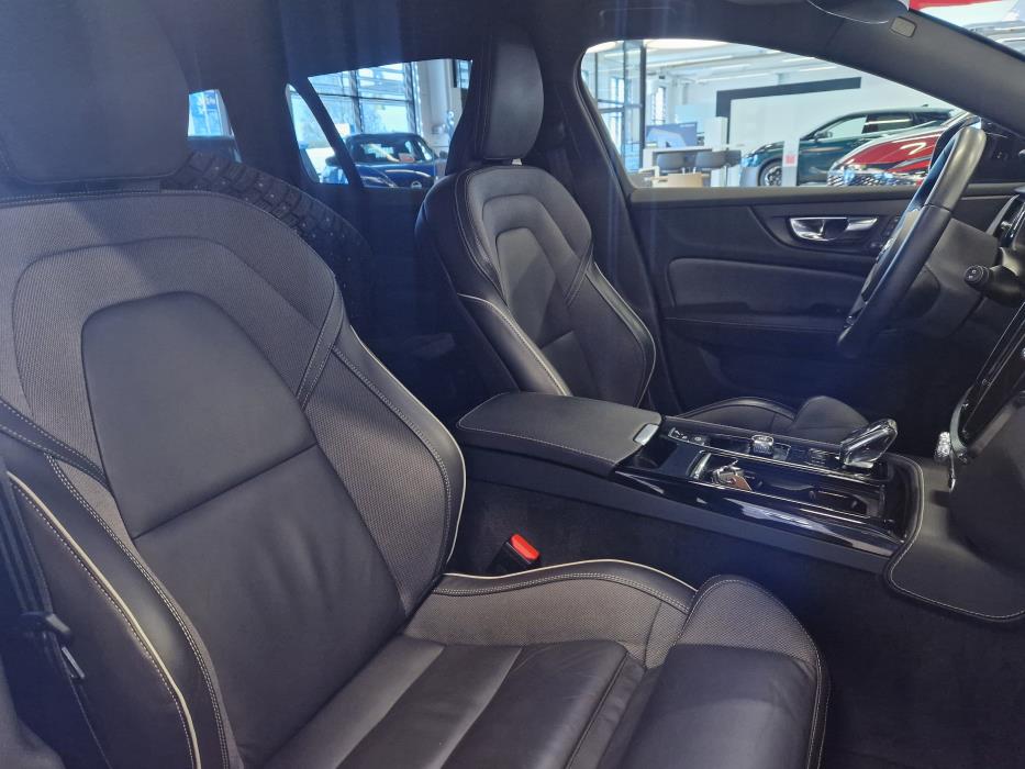 VOLVO V60 2023