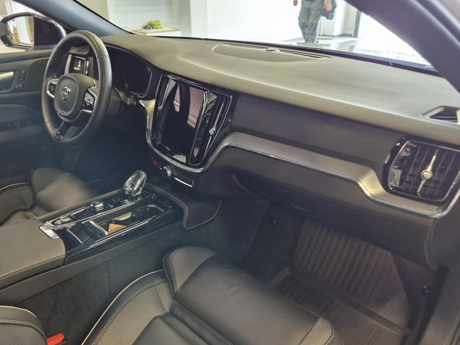 VOLVO V60 2024