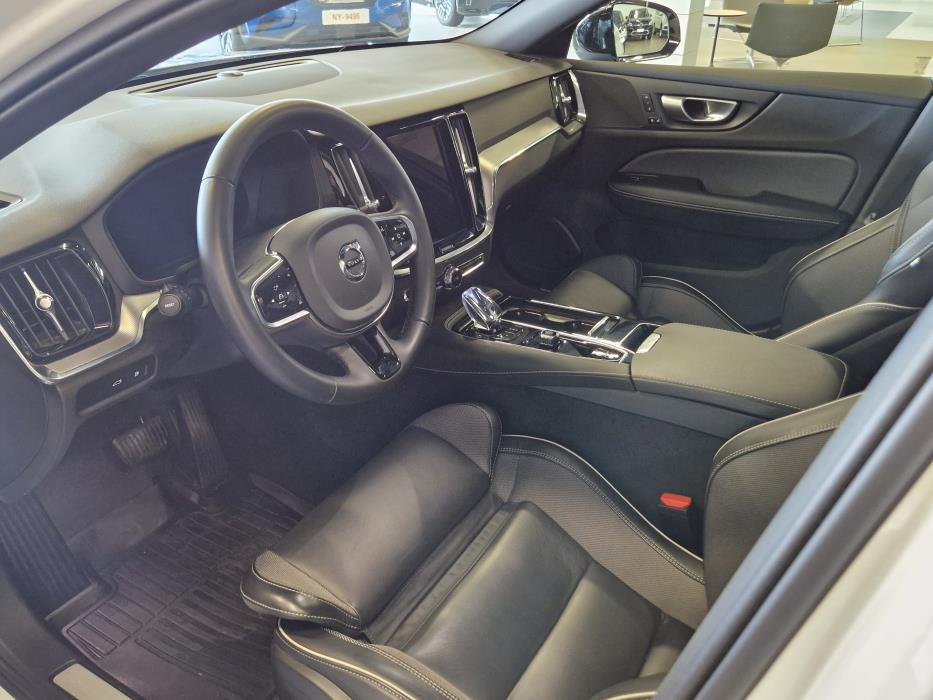 VOLVO V60 2024