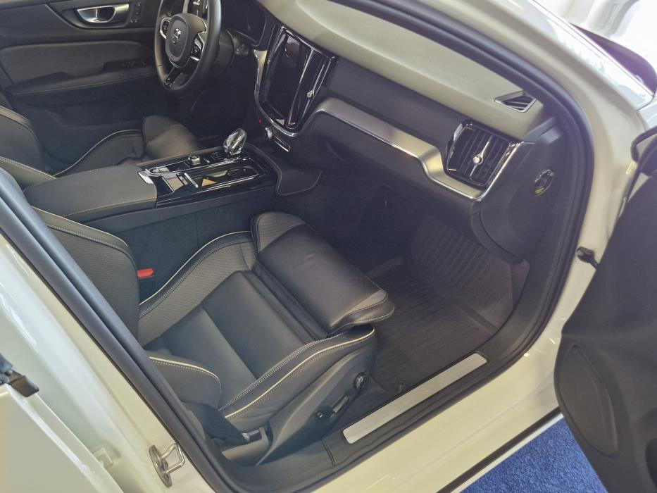 VOLVO V60 2024